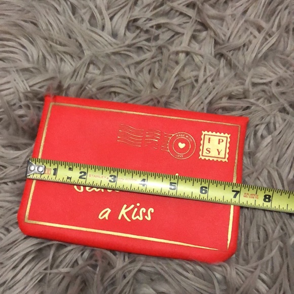 New Unused Ipsy “Sealed with a Kiss” Makeup Bag-Red/Gold-5x7-Flap Closure - Picture 10 of 11